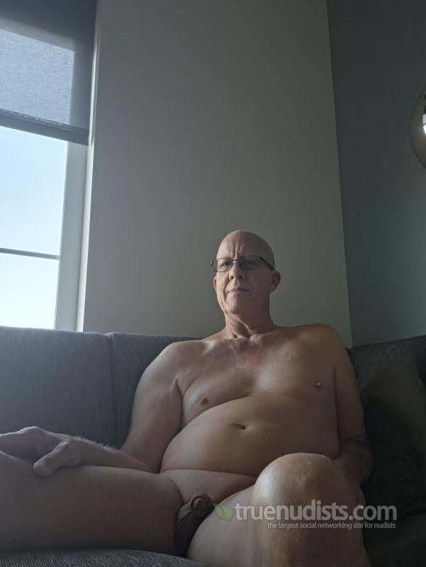 NakedCS nudist picture
