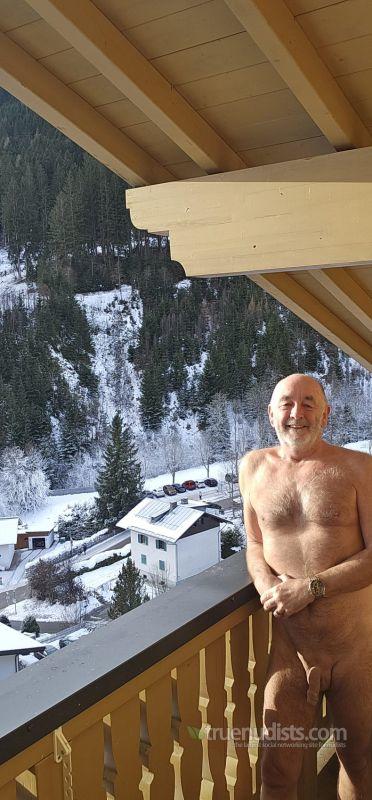 Crazypete nudist picture