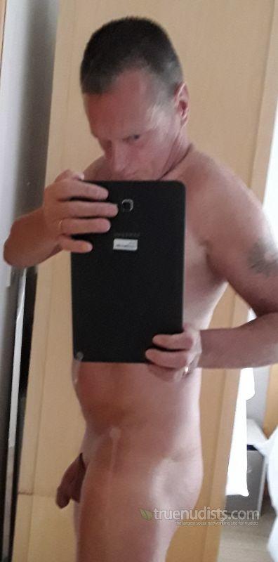 NakedLeedsGuy nudist picture
