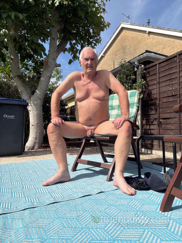 UKWiltsBiMan nudist picture