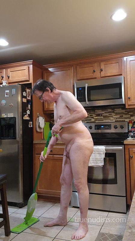 JohnE44 nudist picture