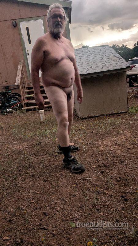 naturist_eb3144 nudist picture