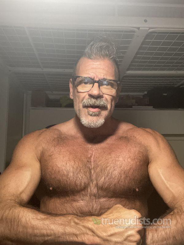 1LIChris nudist picture