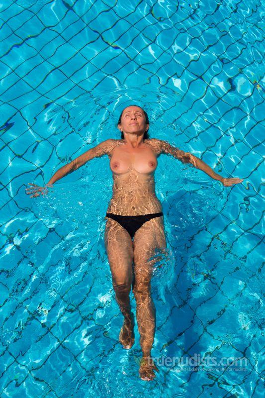 ReinaLoca nudist picture